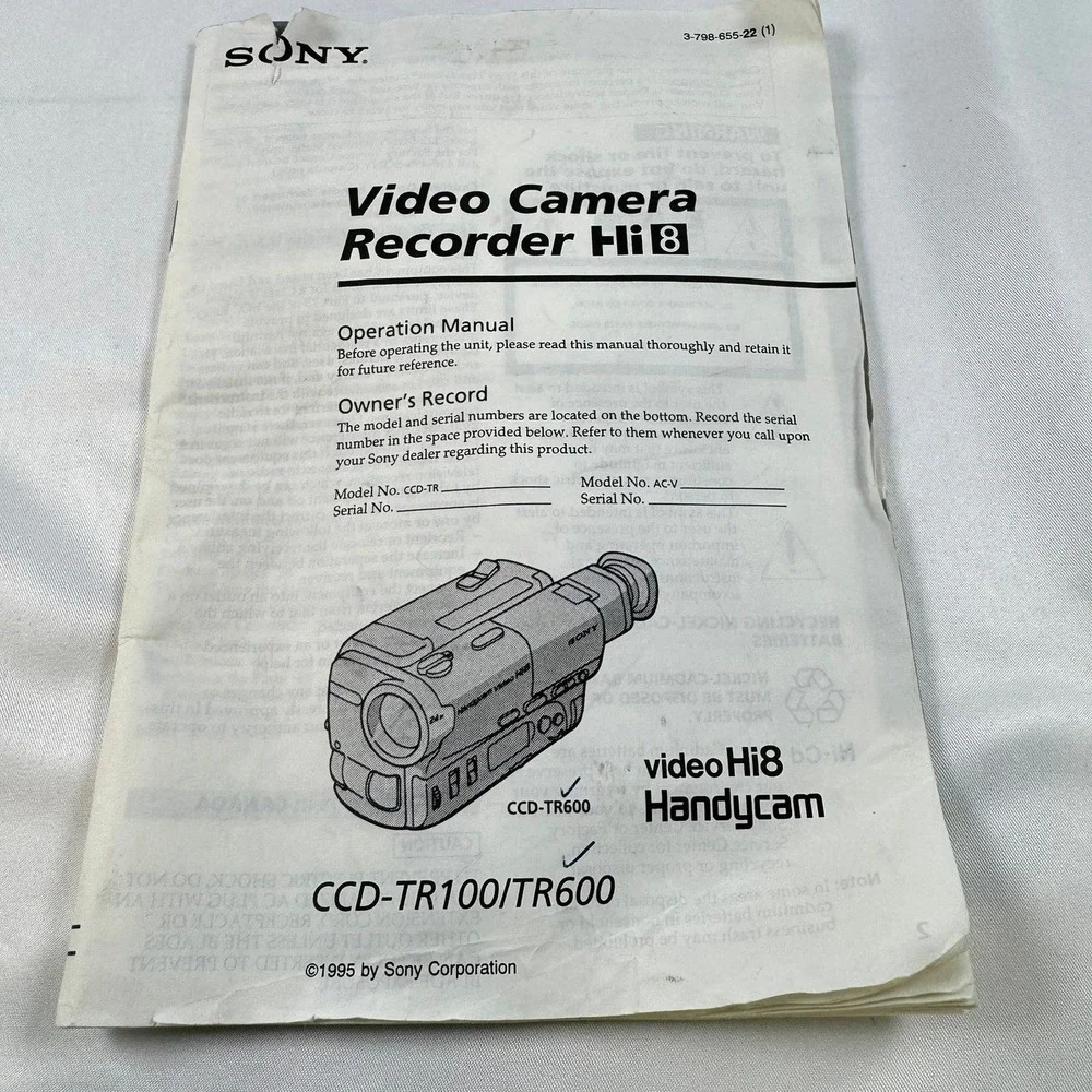Sony Handycam Video Hi8 CCD-TR600 Camcorder 24x Zoom SteadyShot Bundle Case